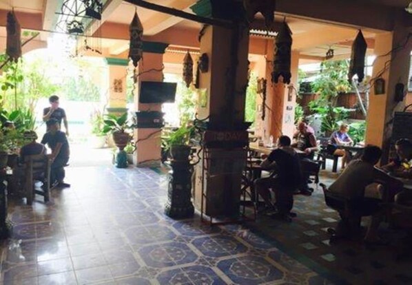 Lobby sitting area - Royal Guesthouse at Chiang Mai Old City By Hjz (Chiang Mai)