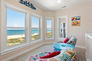 Interior - Giggling Gecko: Oceanfront, Private Pool, Hot tub (Nags Head)