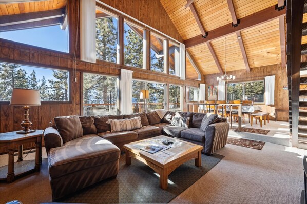 Smart TV, chimenea, reproductor de DVD, futbolito