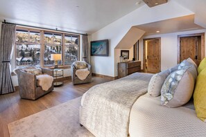 4 bedrooms, desk, travel cot, free WiFi