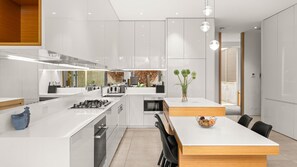 Fridge, stovetop, toaster, cookware/dishes/utensils - BOUTIQUE STAYS - The Residence (Brighton)