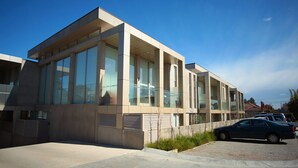 A modern building with large windows and a flat roof. - BOUTIQUE STAYS - The Residence (Brighton)