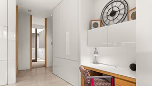 Ein modernes Interieur mit Schreibtisch, Stuhl und Wanduhr.