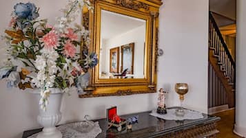 Habitación doble Deluxe, 1 cama Queen size, junto al lago | Baño | Amenidades de baño gratuitas y toallas