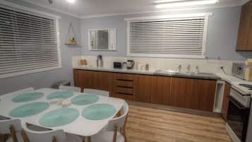 Refrigerador con congelador, microondas, horno y parrilla de estufa