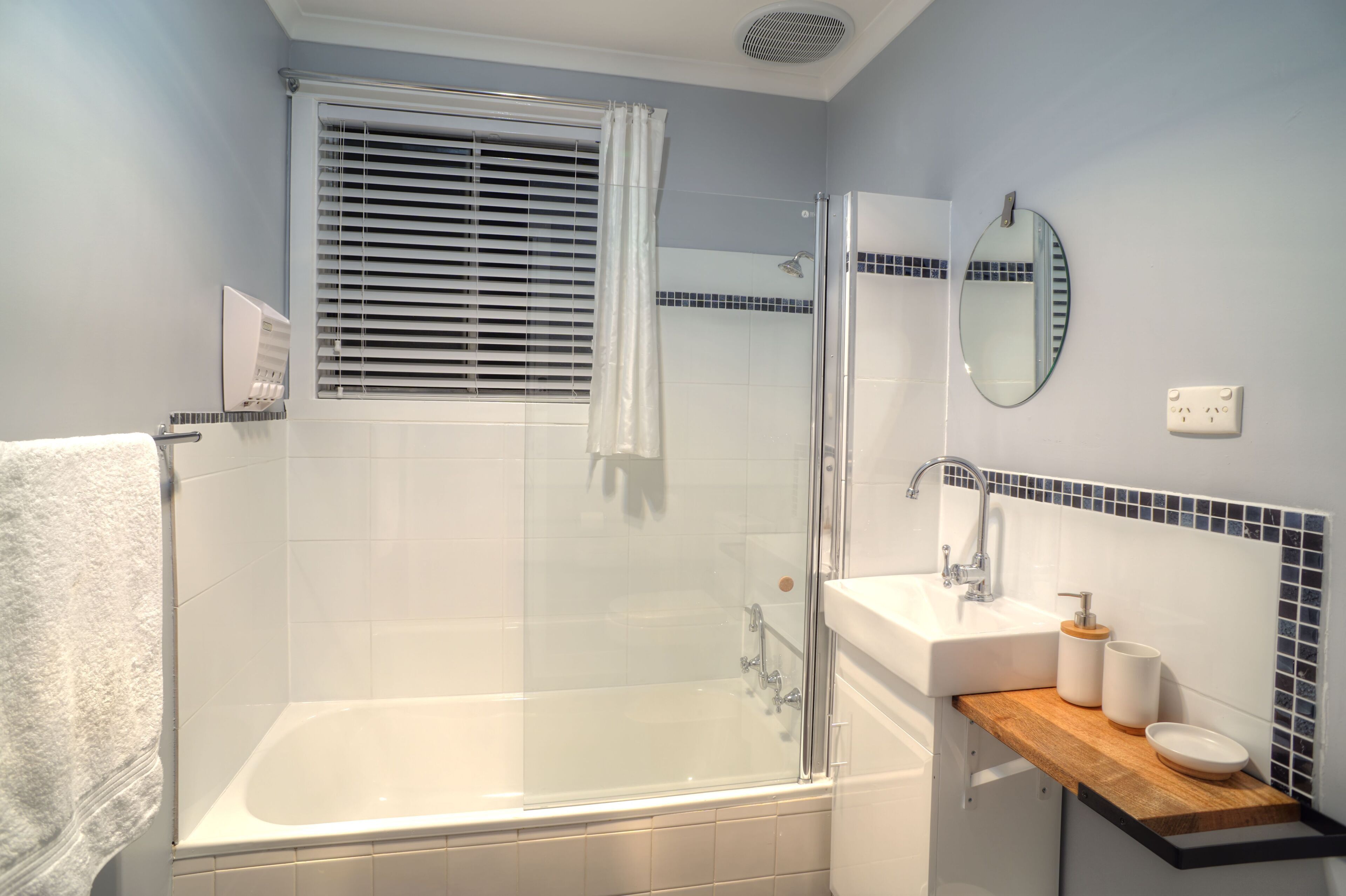 Ensemble douche/baignoire, sèche-cheveux, serviettes fournies, savon