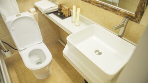 Regadera, amenidades de baño gratuitas, toallas