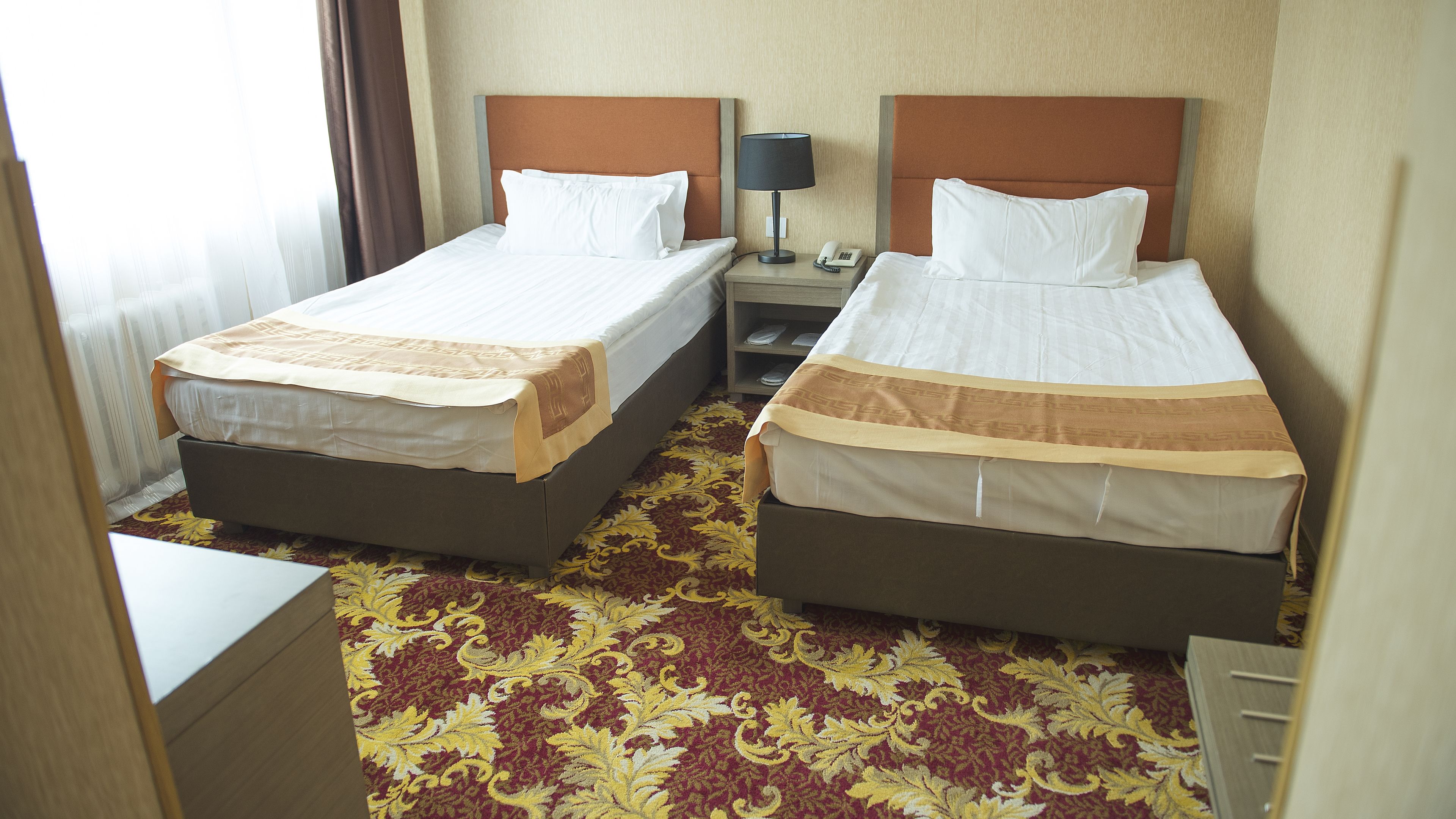 Habitación Confort con 2 camas individuales | Minibar, escritorio y wifi gratis 