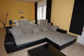 Living area - Active / cultural / nature vacation in vacation home with small garden (Muldestausee)