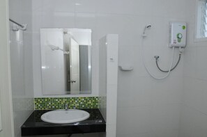 Salle de bain | Douche, articles de toilette gratuits, serviettes fournies