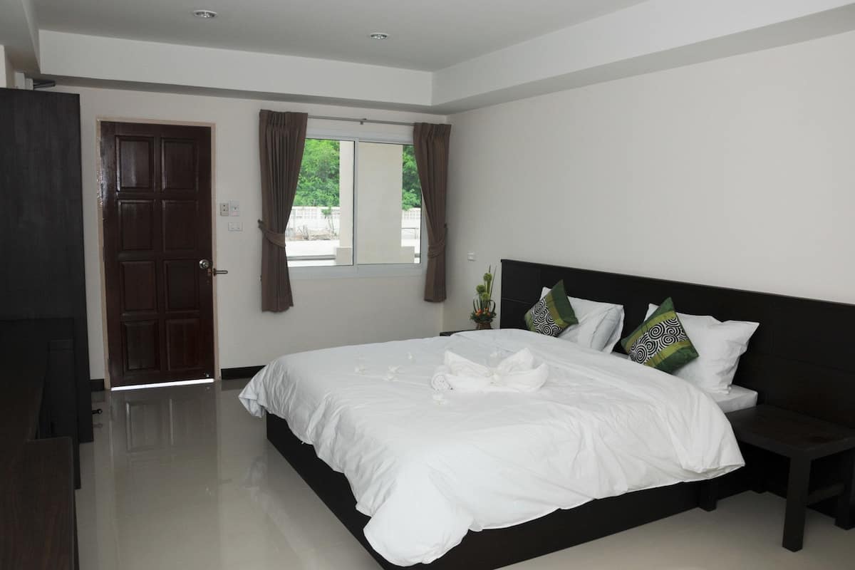 Blackout curtains, free WiFi