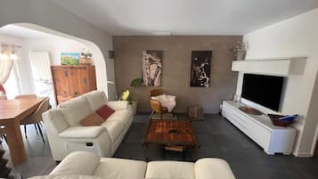 TV connectée, baby-foot, table de tennis de table, livres