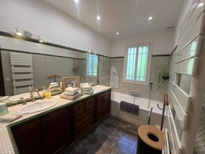 Badewanne, Haartrockner, Handtücher, Toilettenpapier