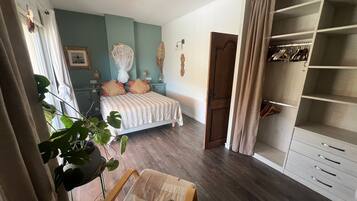 3 slaapkamers, een strijkplank/strijkijzer, reisbedje, gratis wifi