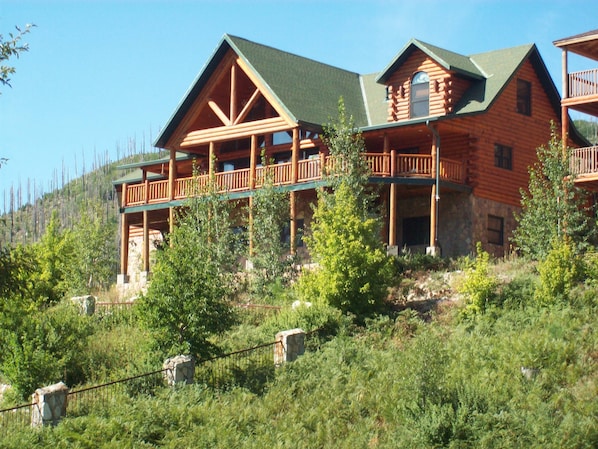 Exterior - Large family oriented cabin, built for easy living and people who love to cook (Mount Lemmon)