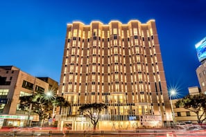 Vista frontal de la propiedad por la tarde o noche