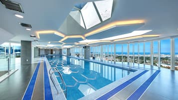 Innenpool, geöffnet von 07:00 Uhr bis 21:00 Uhr, Liegestühle