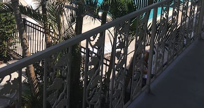 Una gran vista con vistas a la piscina! Pasos a la playa y el muelle. Camina hasta 3rd St