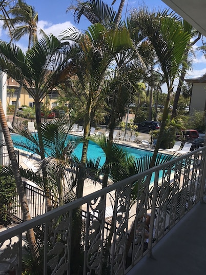 2 BD/ 2BA. Just steps to Beach, Walk to 3rd St South