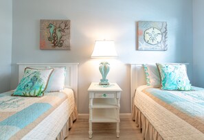 2 bedrooms, desk, iron/ironing board, free WiFi - 2 BD/ 2BA.  Just steps to Beach, Walk to 3rd St South (Naples)