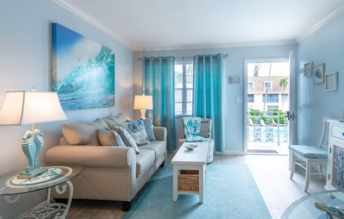 Suuri näkymä uima-altaalle! Askeleet rannalle ja laiturille. Kävele 3. St