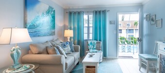 2 BD/ 2BA.  Just steps to Beach, Walk to 3rd St South