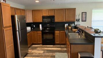 Coffee/tea maker, fridge, microwave, oven