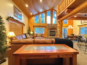 Télévision, cheminée, lecteur de DVD, baby-foot