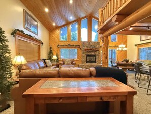 Fernseher, Kamin, Arbeitsbereiche