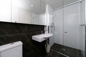 Apartment, 2 Schlafzimmer (Amaya 105) | Badezimmer | Dusche, Handtücher