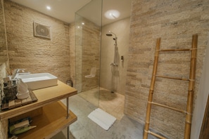 Superior Villa (2 Bedrooms) | Bathroom | Shower, free toiletries, hair dryer, towels - LaMeli Villas Ubud (Ubud)