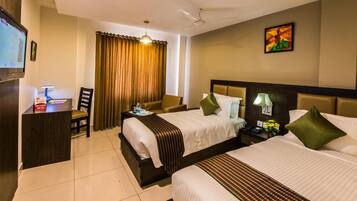 1 habitación, caja de seguridad en la habitación y escritorio