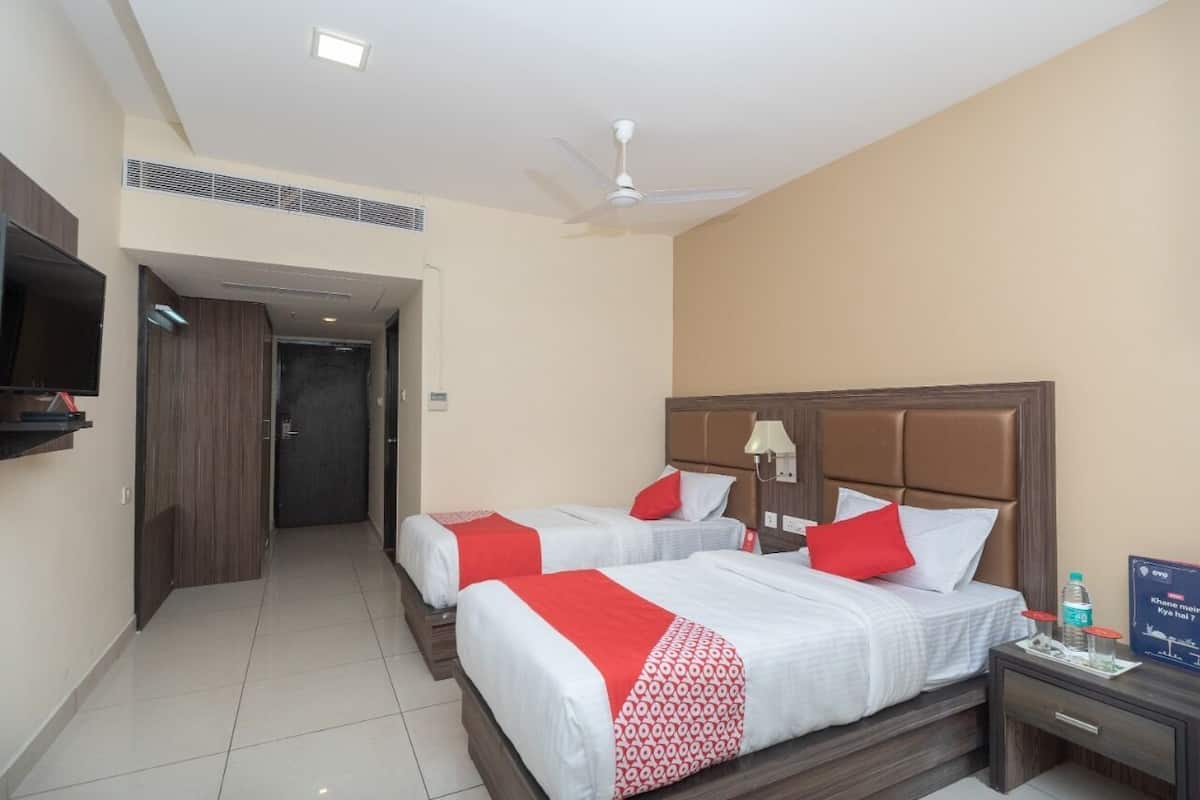 Standard Twin Room | 1 bedroom, in-room safe, desk, laptop workspace