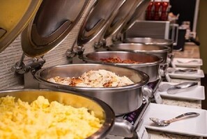 Desayuno buffet (INR 140 por persona)