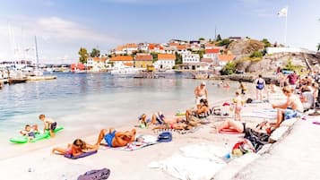 Beach nearby, white sand, beach volleyball