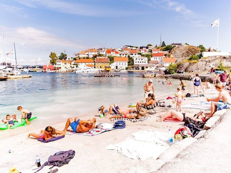 Perto da praia, areia branca, prática de vôlei de praia