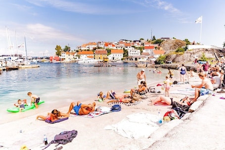 Una playa cerca, arena blanca, vóleibol de playa. Tollboden Hotell og Restaurant