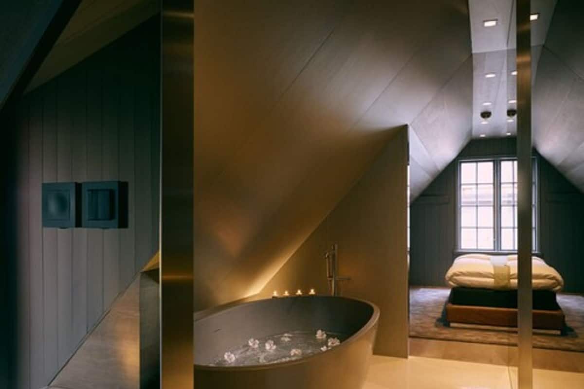 Deep-soaking bathtub