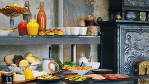 Un buffet de petit-déjeuner proposant une variété d’aliments, de condiments et de bocaux décoratifs.