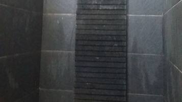 Habitación doble Deluxe | Baño | Regadera, regadera tipo lluvia, amenidades de baño gratuitas, bidet