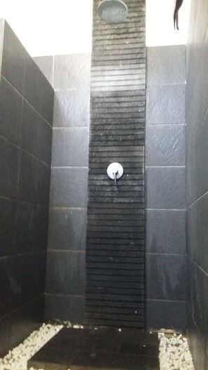 Habitación doble Deluxe | Baño | Regadera, regadera tipo lluvia, amenidades de baño gratuitas, bidet 