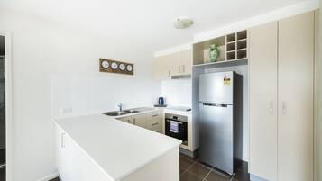 Deluxe Apartment | Private kitchen | Full-sized fridge, microwave, oven, stovetop