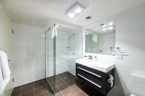 Deluxe Apartment | Bathroom | Shower, free toiletries, hair dryer, towels - Accommodate Canberra - Century (Griffith)