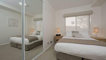 Seterika/papan seterika, cadar katil