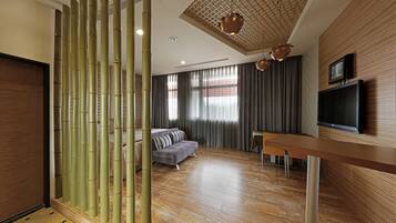 Signature Double Room, 1 Bedroom, Private Bathroom | Premium bedding, individually decorated, desk, blackout drapes