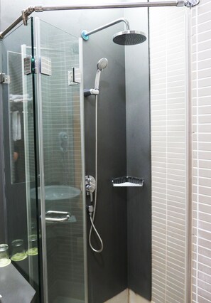 Standard Double Room | Bathroom | Hair dryer, slippers, towels, shampoo - Zhida Craft Service Guest House (Caotun)