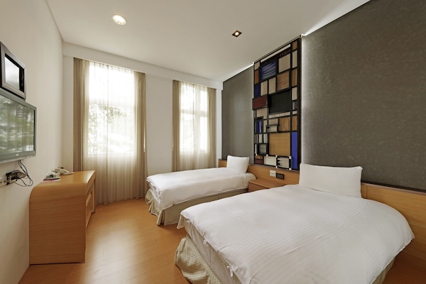 Habitación doble estándar | Ropa de cama de alta calidad, decoración personalizada y escritorio