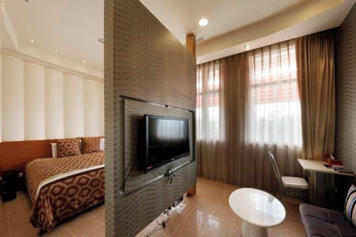 Premium bedding, desk, blackout curtains, soundproofing