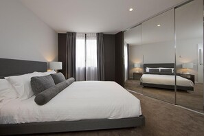 Apartamento Confort, 2 habitaciones | Decoración individual, mobiliario individual, escritorio