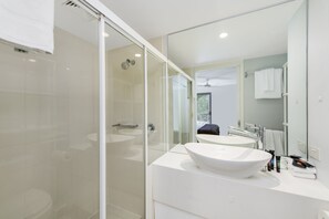 Familienapartment | Badezimmer | Dusche, kostenlose Toilettenartikel, Haartrockner, Handtücher
